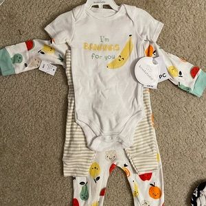 NWT GENDER NEUTRAL BABY OUTFIT AND SLEEPER PACK 3-6 months